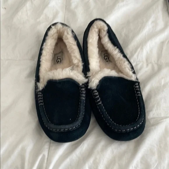 UGG | Shoes | Ugg Womens Slippers In Black And Cream | Poshmark display picture 1